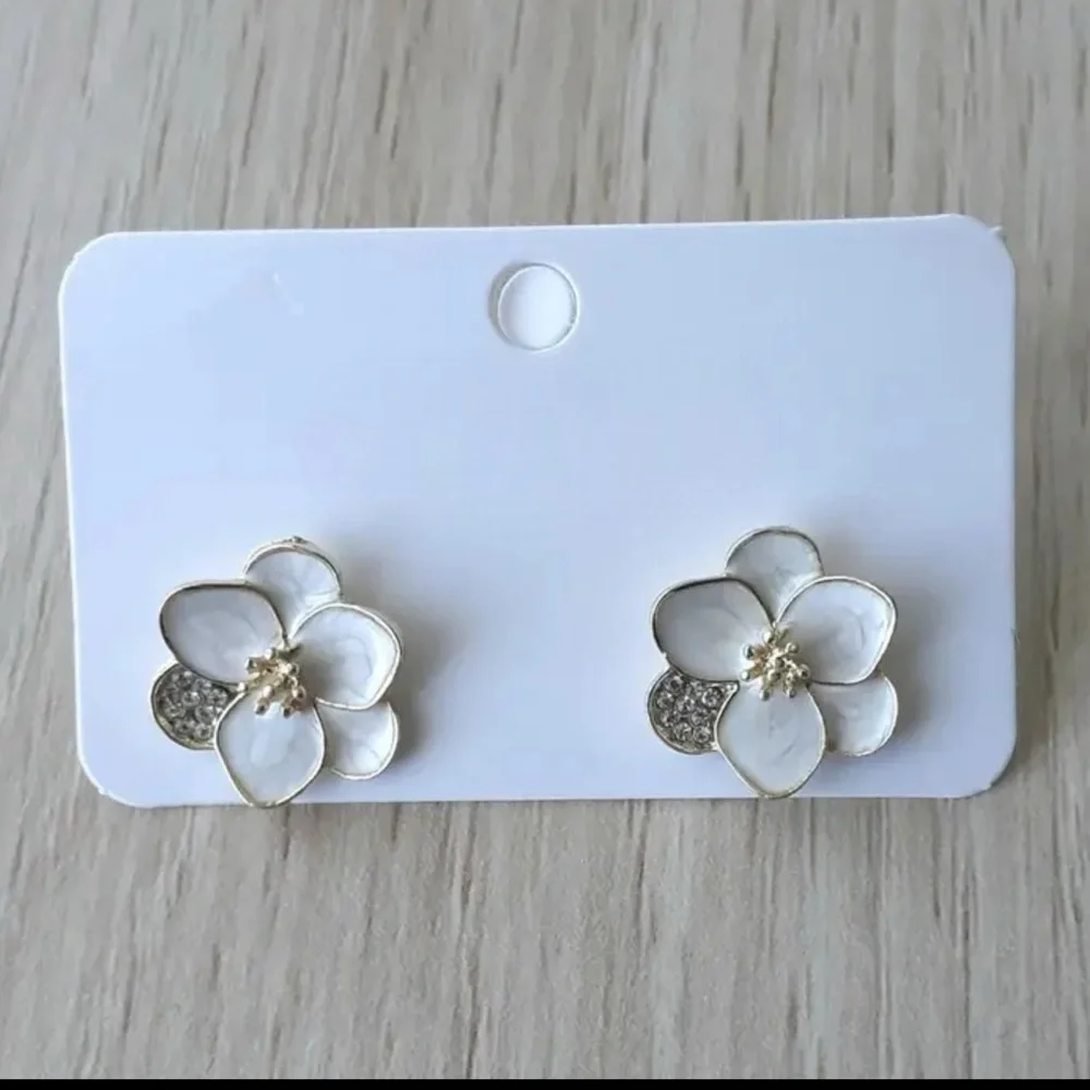 🌸GoldTone Polychrome White Hibiscus Flower Post Back Earrings